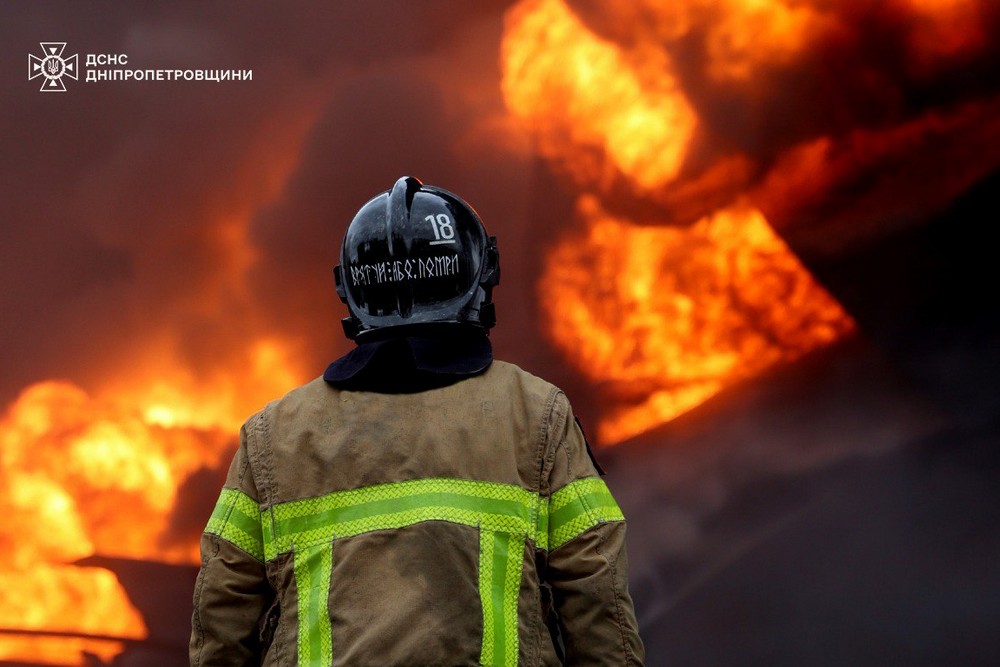 4 доби на Дніпропетровщині боролися з масштабною пожежею після ворожого удару (фото)