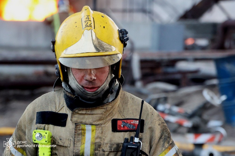 4 доби на Дніпропетровщині боролися з масштабною пожежею після ворожого удару (фото)