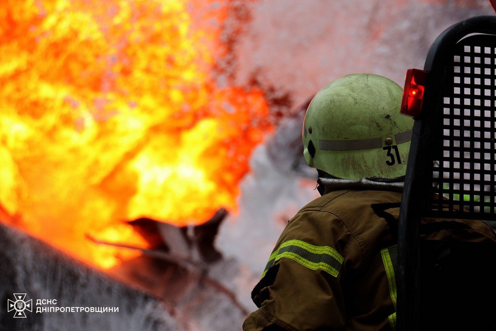 4 доби на Дніпропетровщині боролися з масштабною пожежею після ворожого удару (фото)