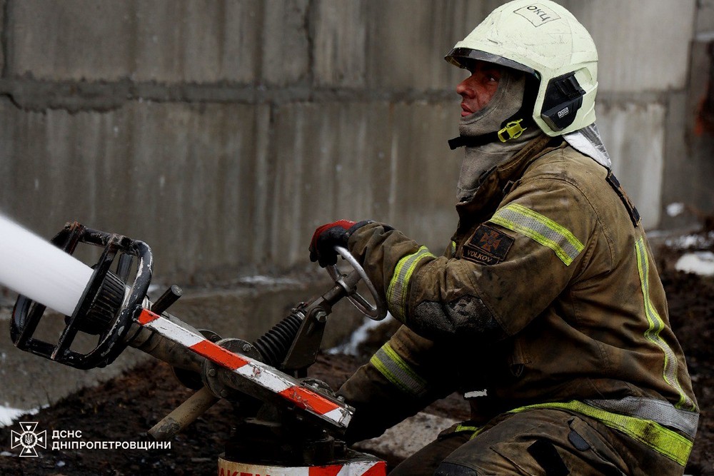 4 доби на Дніпропетровщині боролися з масштабною пожежею після ворожого удару (фото)