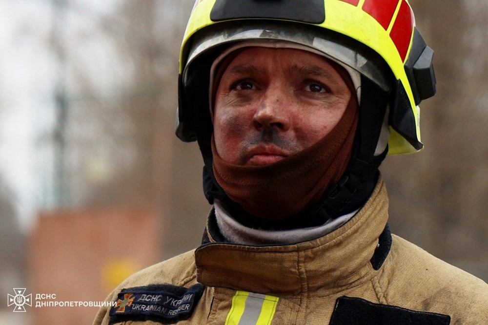 4 доби на Дніпропетровщині боролися з масштабною пожежею після ворожого удару (фото)