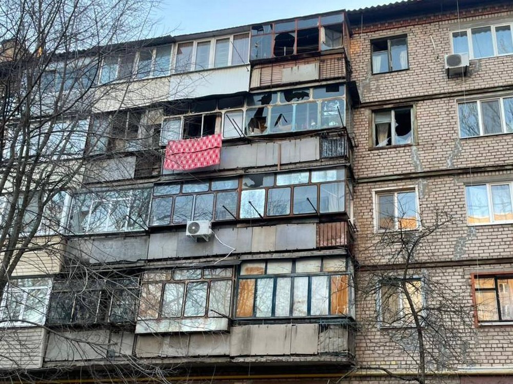 У Нікополі побито багатоповерхівки і телемайстерню, є поранені на Синельниківщині, ворог масовано атакував область БпЛА (фото)