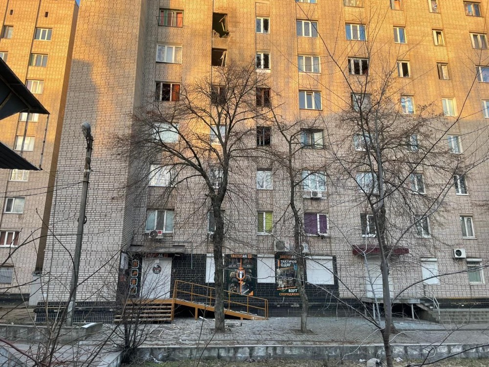 У Нікополі побито багатоповерхівки і телемайстерню, є поранені на Синельниківщині, ворог масовано атакував область БпЛА (фото)