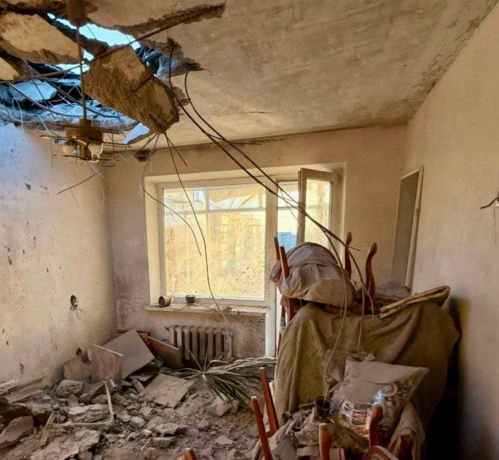 У Нікополі побито будинок культури, у Марганці поранені, також поранено людину у Кам’янському: під ударом ворога були 5 районів області (фото)