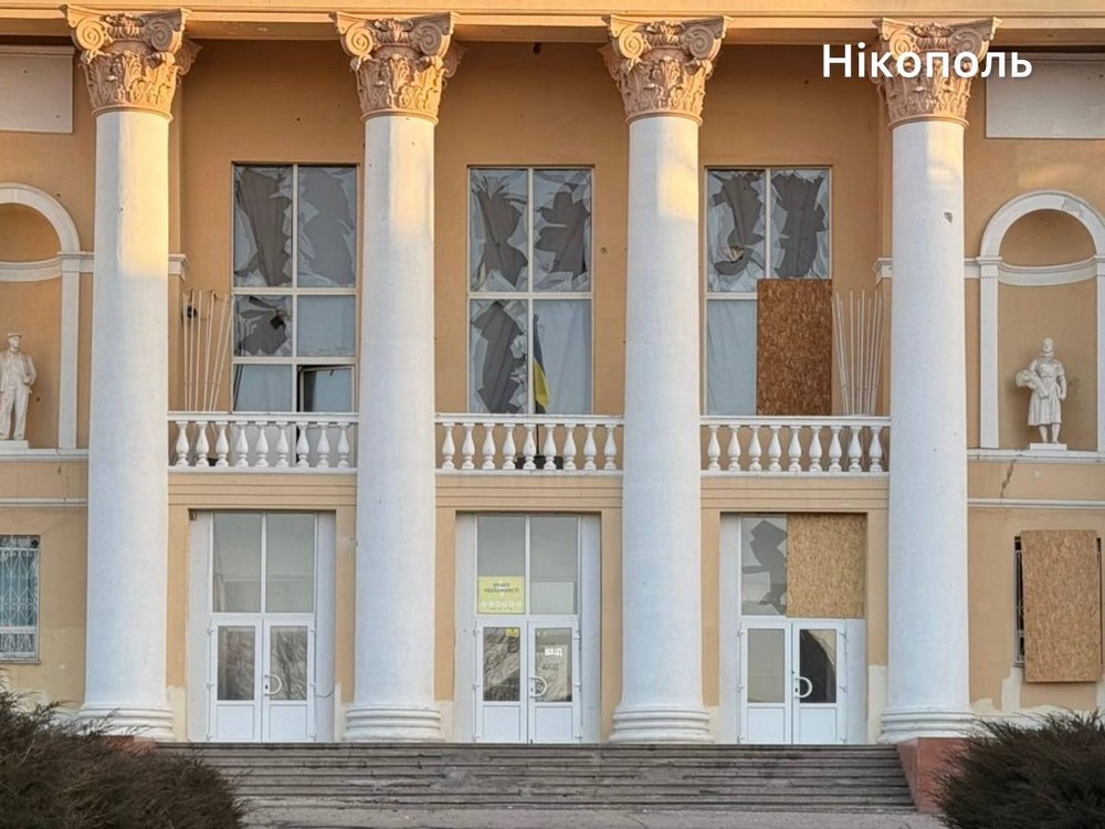 У Нікополі побито будинок культури, у Марганці поранені, також поранено людину у Кам’янському: під ударом ворога були 5 районів області (фото)