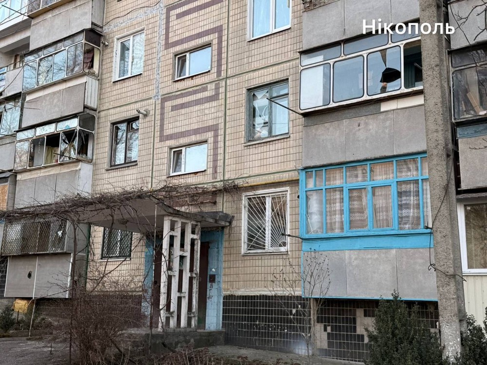 У Нікополі побито будинок культури, у Марганці поранені, також поранено людину у Кам’янському: під ударом ворога були 5 районів області (фото)