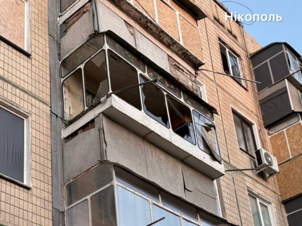 У Нікополі побито будинок культури, у Марганці поранені, також поранено людину у Кам’янському: під ударом ворога були 5 районів області (фото)