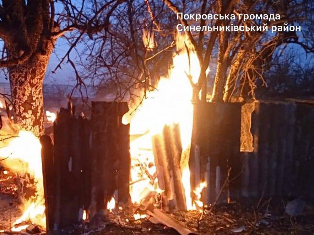 У Нікополі побито будинок культури, у Марганці поранені, також поранено людину у Кам’янському: під ударом ворога були 5 районів області (фото)