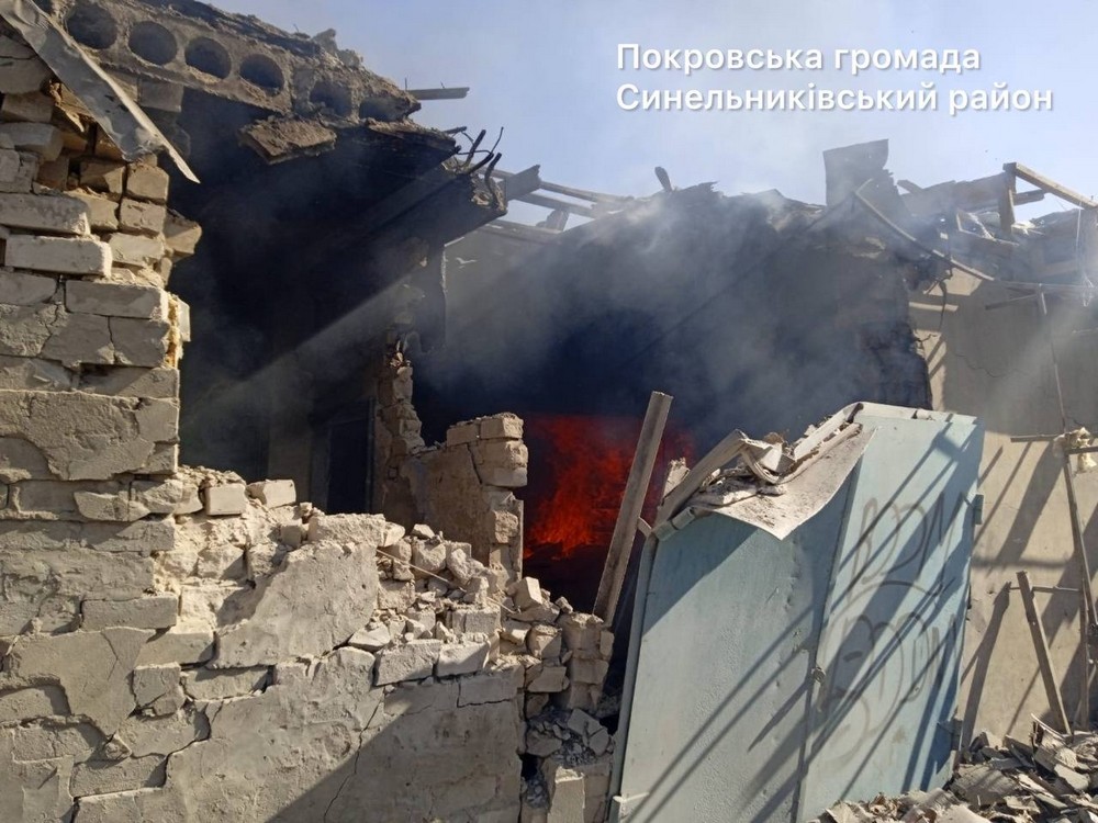 У Нікополі побито будинок культури, у Марганці поранені, також поранено людину у Кам’янському: під ударом ворога були 5 районів області (фото)