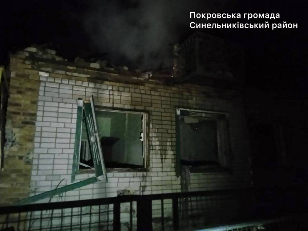 У Нікополі побито будинок культури, у Марганці поранені, також поранено людину у Кам’янському: під ударом ворога були 5 районів області (фото)