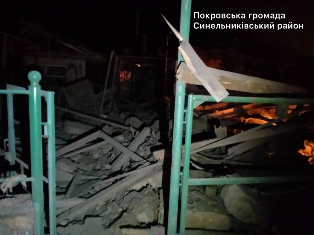 У Нікополі побито будинок культури, у Марганці поранені, також поранено людину у Кам’янському: під ударом ворога були 5 районів області (фото)