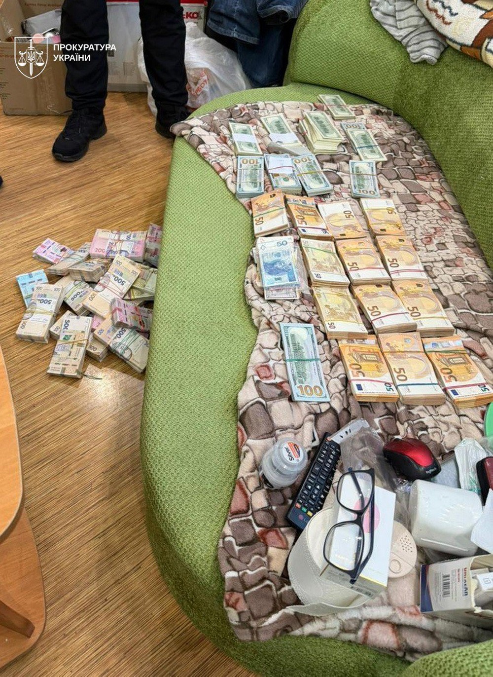 Повідомлено про підозри посадовцям військової частини, які, за даними слідства, розікрали мільйони на фортифікаціях на Дніпропетровщині.