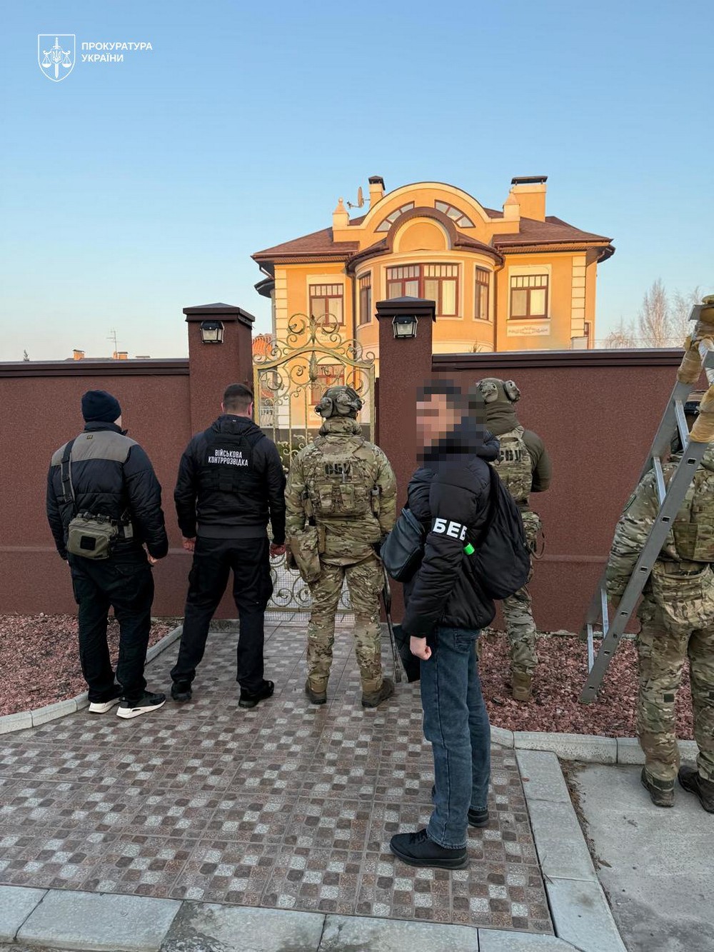 Розікрали мільйони на фортифікаціях на Дніпропетровщині: повідомлено про підозри посадовцям військової частини