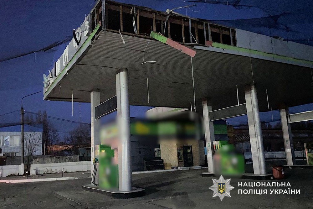 Четверо поранених на Нікопольщині і ще троє в області, під ударом АЗС, будинок культури, автівки, багатоповерхівки – поліція розповіла про наслідки ворожих атак