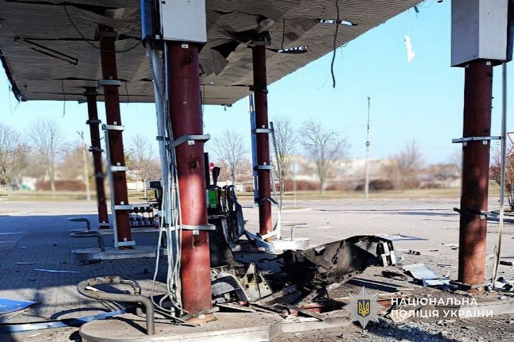 Четверо поранених на Нікопольщині і ще троє в області, під ударом АЗС, будинок культури, автівки, багатоповерхівки – поліція розповіла про наслідки ворожих атак