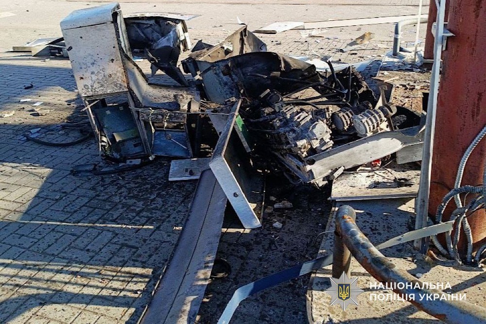 Четверо поранених на Нікопольщині і ще троє в області, під ударом АЗС, будинок культури, автівки, багатоповерхівки – поліція розповіла про наслідки ворожих атак