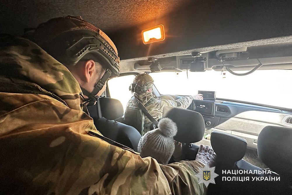 «Останнім часом жити у місті стало особливо страшно»: з Нікополя евакуювали маму з 7 дітьми (фото, відео)