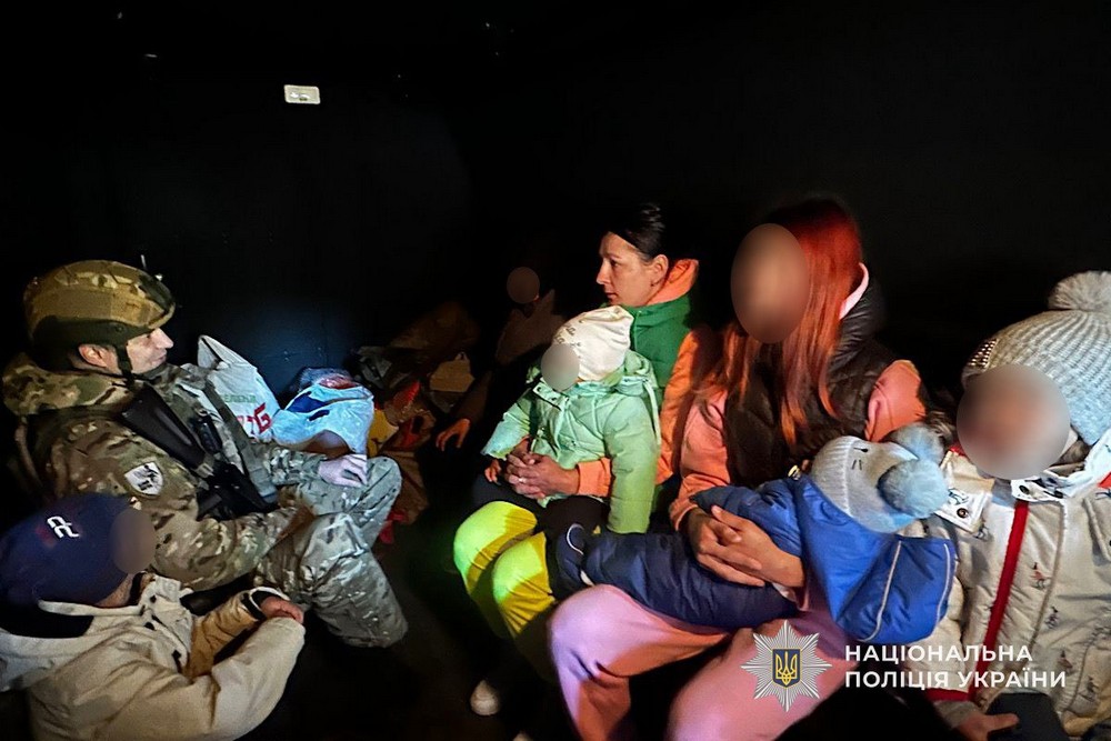 «Останнім часом жити у місті стало особливо страшно»: з Нікополя евакуювали маму з 7 дітьми (фото, відео)