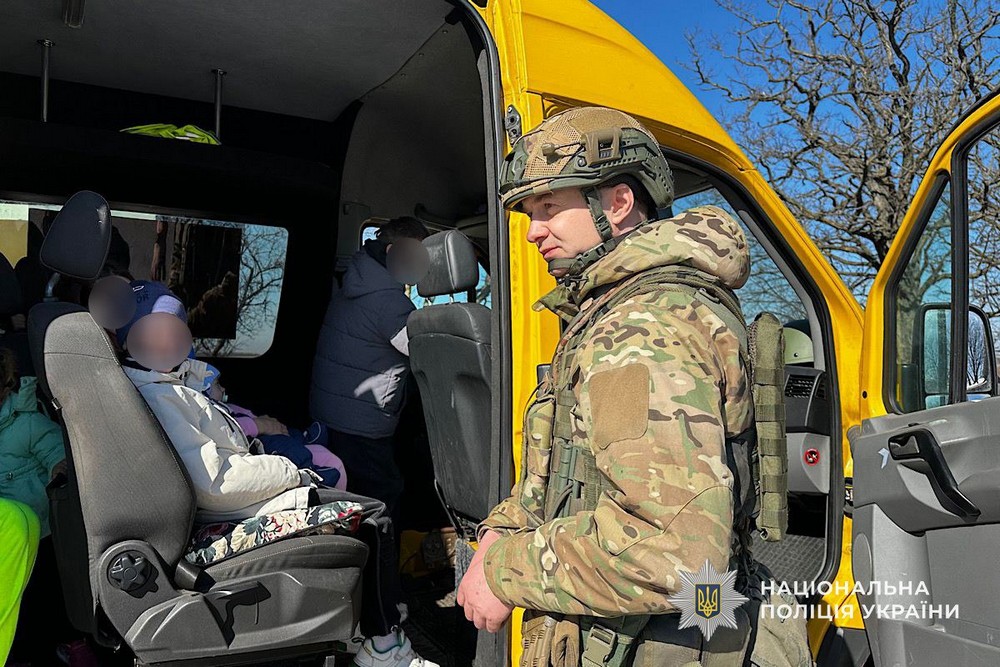 «Останнім часом жити у місті стало особливо страшно»: з Нікополя евакуювали маму з 7 дітьми (фото, відео)