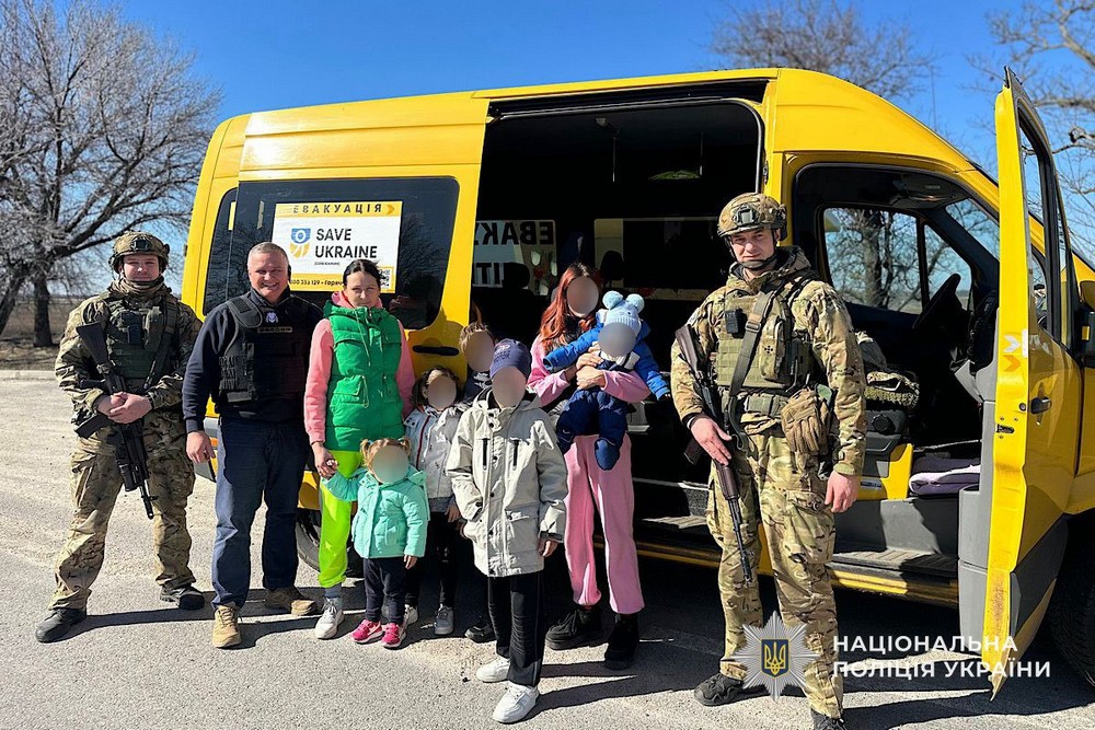 «Останнім часом жити у місті стало особливо страшно»: з Нікополя евакуювали маму з 7 дітьми (фото, відео)