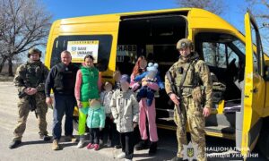 «Останнім часом жити у місті стало особливо страшно»: з Нікополя евакуювали маму з 7 дітьми (фото, відео)