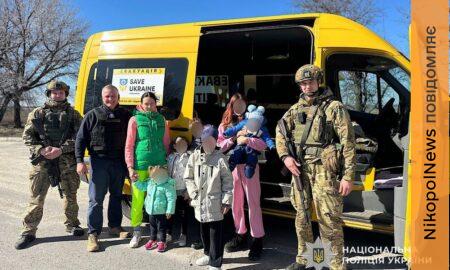 «Останнім часом жити у місті стало особливо страшно»: з Нікополя евакуювали маму з 7 дітьми (фото, відео)