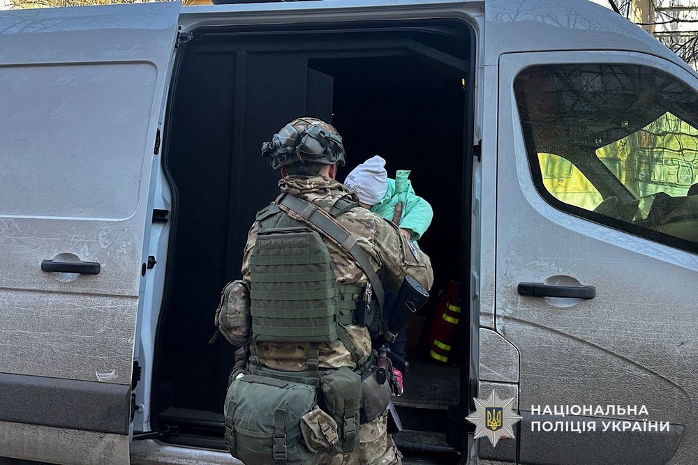 «Останнім часом жити у місті стало особливо страшно»: з Нікополя евакуювали маму з 7 дітьми (фото, відео)
