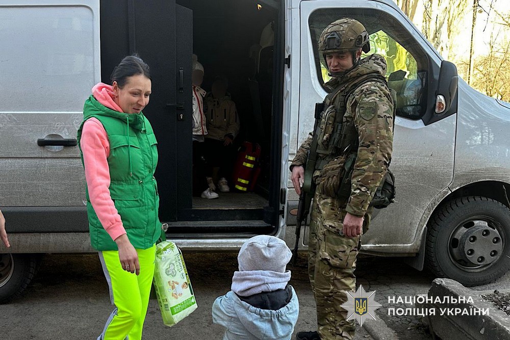 «Останнім часом жити у місті стало особливо страшно»: з Нікополя евакуювали маму з 7 дітьми (фото, відео)