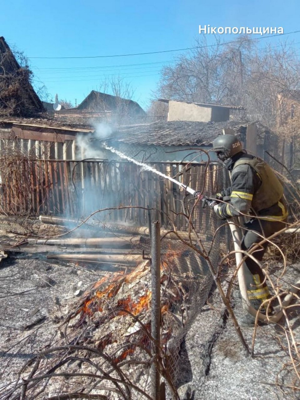 У Нікополі сталися пожежі, є поранений на Синельниківщині – ворог обстріляв два райони області вдень 13 березня