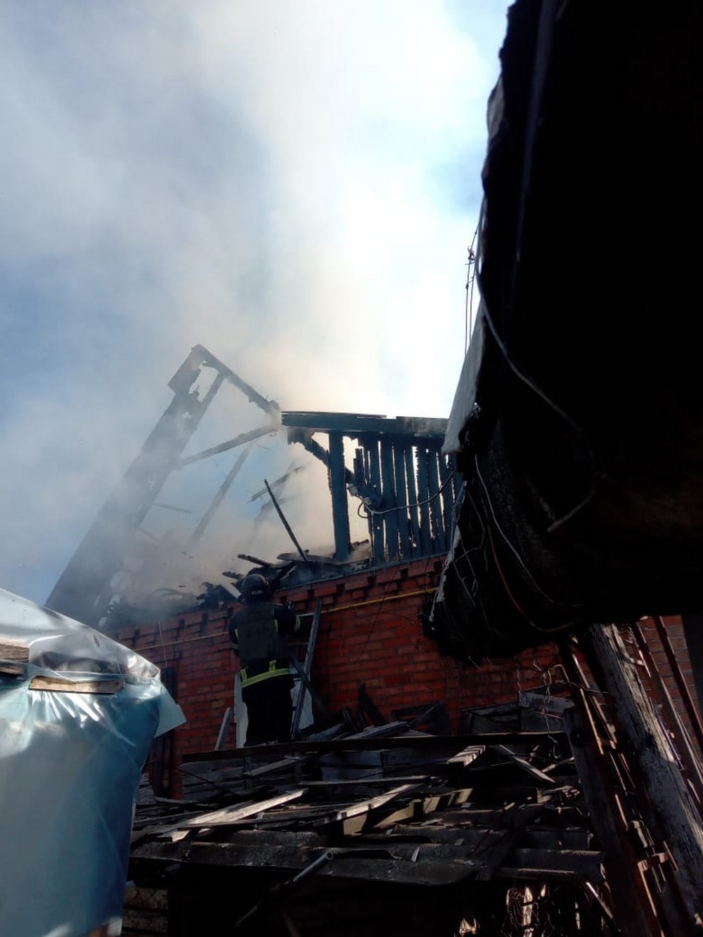 У Нікополі сталися пожежі, є поранений на Синельниківщині – ворог обстріляв два райони області вдень 13 березня