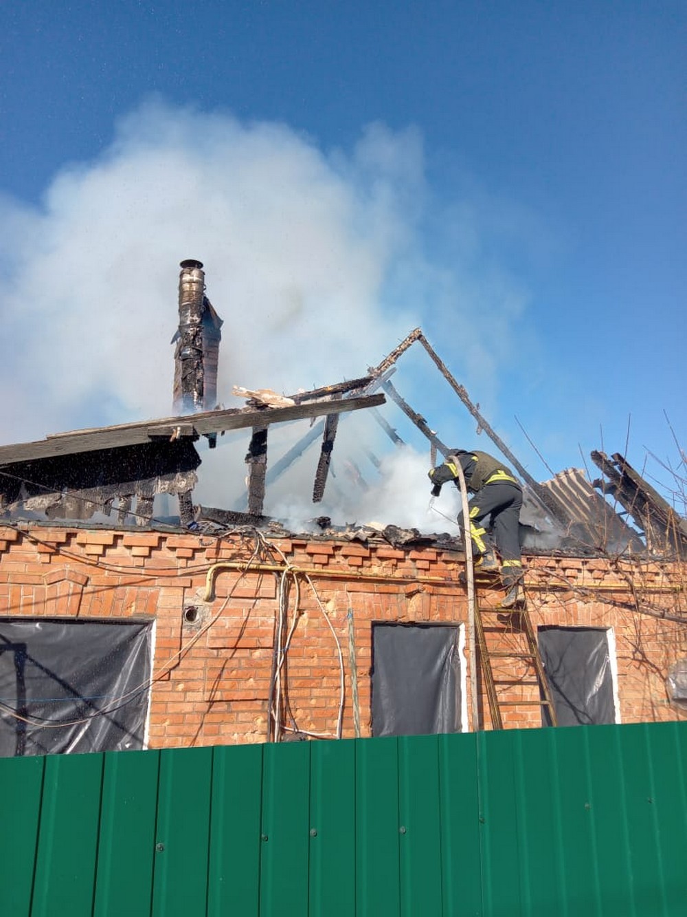 У Нікополі сталися пожежі, є поранений на Синельниківщині – ворог обстріляв два райони області вдень 13 березня