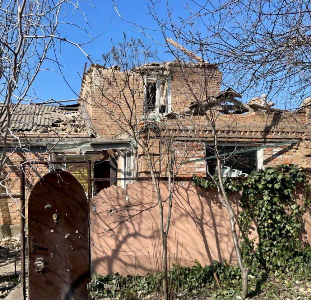 У Нікополі двоє поранених і руйнування, також є поранені у Дніпрі і Синельниківському районі внаслідок ворожих атак (фото) У Нікополі двоє поранених і руйнування, також є поранені у Дніпрі і Синельниківському районі внаслідок ворожих атак (фото)