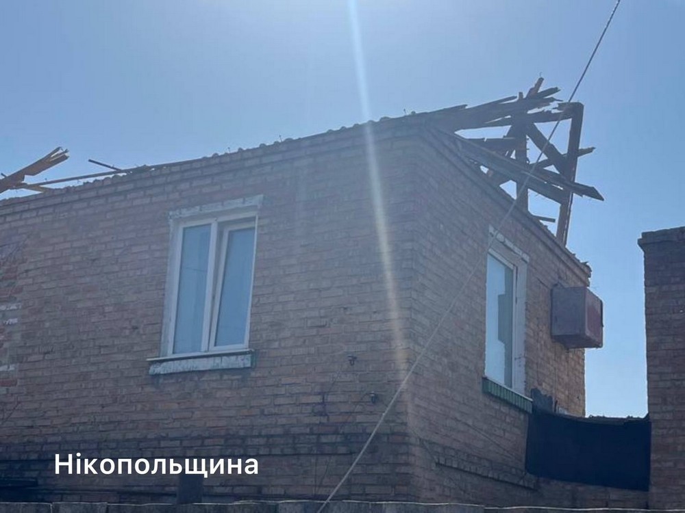 У Нікополі двоє поранених і руйнування, також є поранені у Дніпрі і Синельниківському районі внаслідок ворожих атак (фото) У Нікополі двоє поранених і руйнування, також є поранені у Дніпрі і Синельниківському районі внаслідок ворожих атак (фото)
