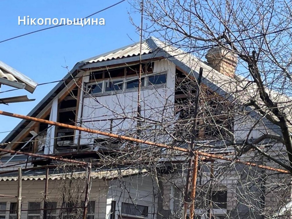 У Нікополі двоє поранених і руйнування, також є поранені у Дніпрі і Синельниківському районі внаслідок ворожих атак (фото) У Нікополі двоє поранених і руйнування, також є поранені у Дніпрі і Синельниківському районі внаслідок ворожих атак (фото)