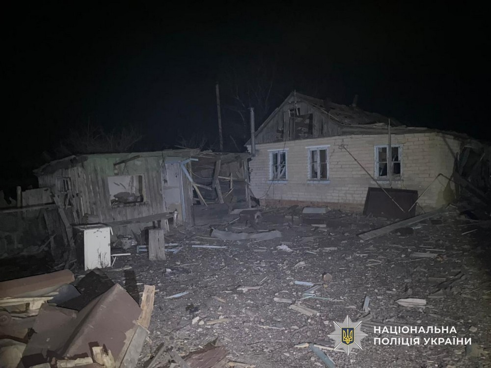 Удар біля магазину в центрі Нікополя, багато поранених у місті, районі і області – поліція розповіла про наслідки атак на Дніпропетровщину (фото) Удар біля магазину в центрі Нікополя, багато поранених у місті, районі і області – поліція розповіла про наслідки атак на Дніпропетровщину (фото)