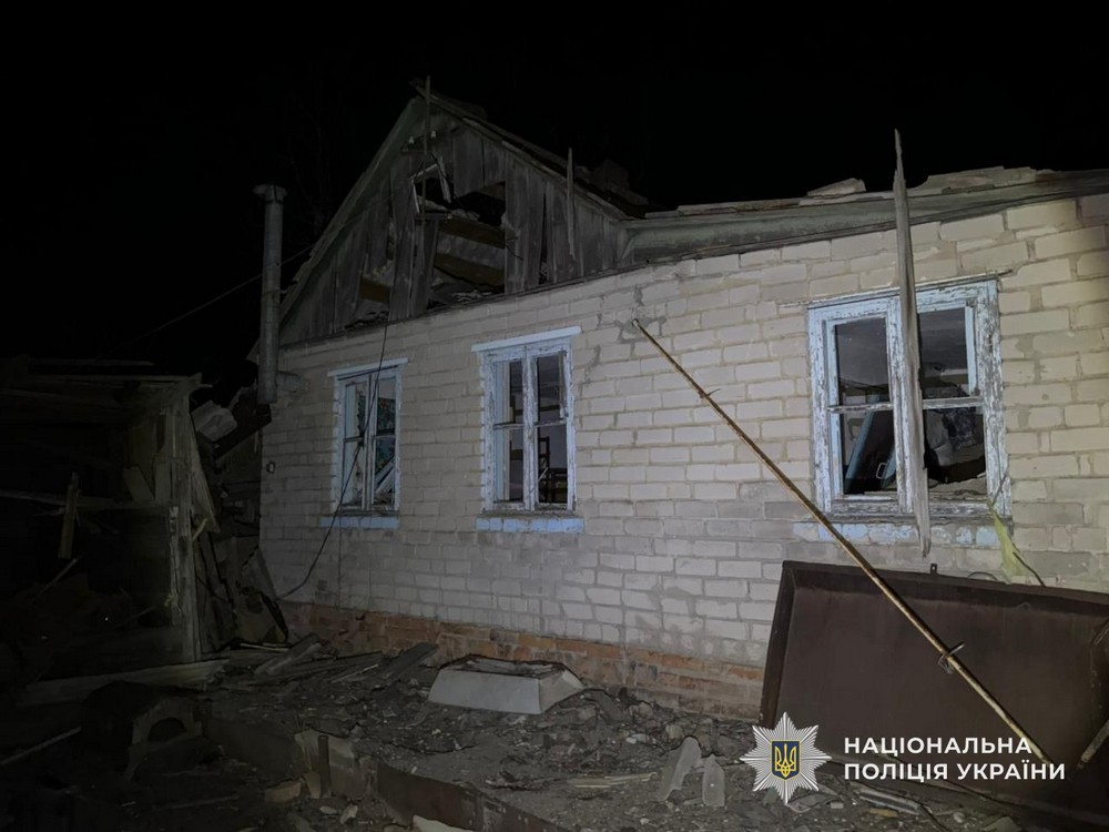 Удар біля магазину в центрі Нікополя, багато поранених у місті, районі і області – поліція розповіла про наслідки атак на Дніпропетровщину (фото) Удар біля магазину в центрі Нікополя, багато поранених у місті, районі і області – поліція розповіла про наслідки атак на Дніпропетровщину (фото)