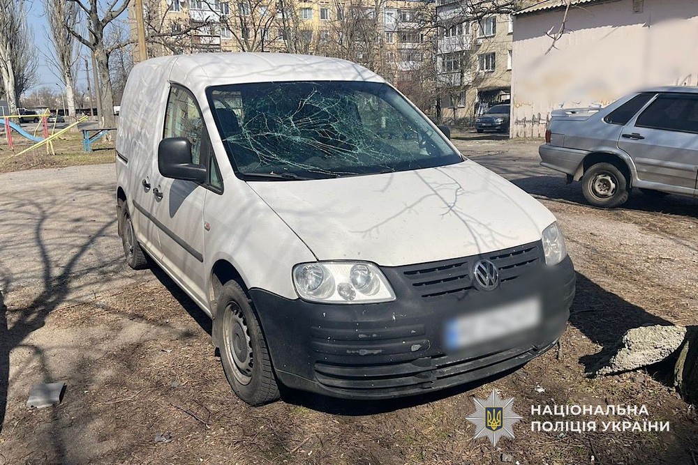 Удар біля магазину в центрі Нікополя, багато поранених у місті, районі і області – поліція розповіла про наслідки атак на Дніпропетровщину (фото) Удар біля магазину в центрі Нікополя, багато поранених у місті, районі і області – поліція розповіла про наслідки атак на Дніпропетровщину (фото)