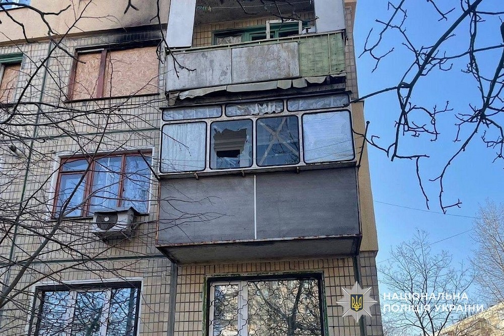 Удар біля магазину в центрі Нікополя, багато поранених у місті, районі і області – поліція розповіла про наслідки атак на Дніпропетровщину (фото) Удар біля магазину в центрі Нікополя, багато поранених у місті, районі і області – поліція розповіла про наслідки атак на Дніпропетровщину (фото)