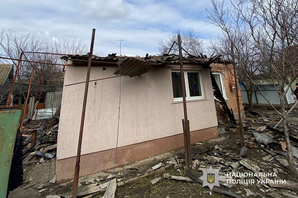 Удар біля магазину в центрі Нікополя, багато поранених у місті, районі і області – поліція розповіла про наслідки атак на Дніпропетровщину (фото) Удар біля магазину в центрі Нікополя, багато поранених у місті, районі і області – поліція розповіла про наслідки атак на Дніпропетровщину (фото)