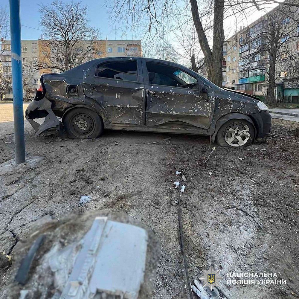 Удар біля магазину в центрі Нікополя, багато поранених у місті, районі і області – поліція розповіла про наслідки атак на Дніпропетровщину (фото) Удар біля магазину в центрі Нікополя, багато поранених у місті, районі і області – поліція розповіла про наслідки атак на Дніпропетровщину (фото)