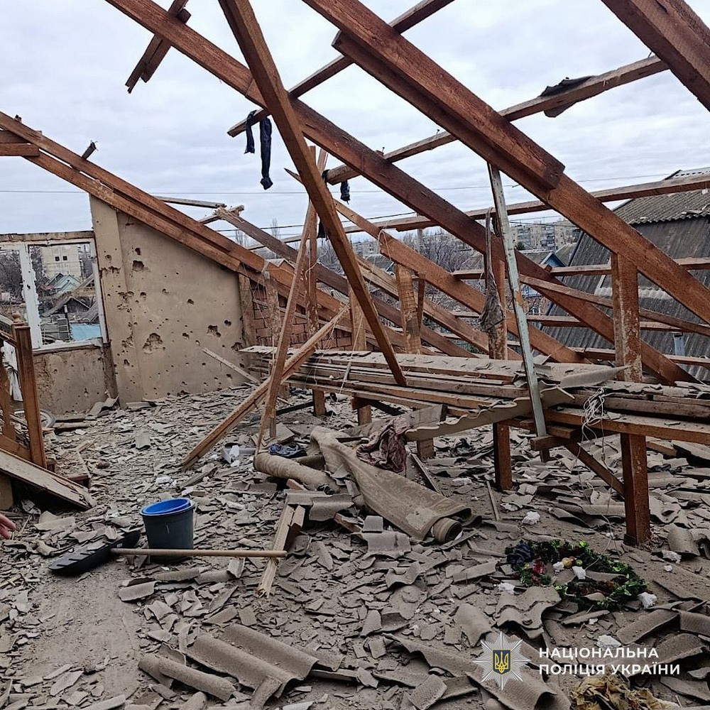 Удар біля магазину в центрі Нікополя, багато поранених у місті, районі і області – поліція розповіла про наслідки атак на Дніпропетровщину (фото) Удар біля магазину в центрі Нікополя, багато поранених у місті, районі і області – поліція розповіла про наслідки атак на Дніпропетровщину (фото)