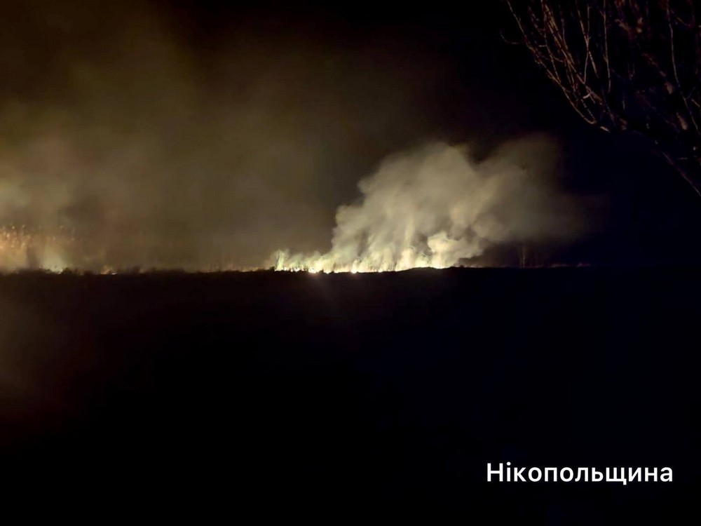 Двоє поранених, пожежі і руйнування: ворог бив по Нікопольщині, Синельниківщині і Павлоградщині