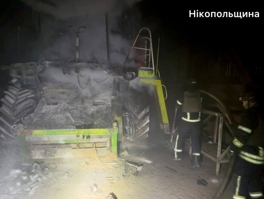 Двоє поранених, пожежі і руйнування: ворог бив по Нікопольщині, Синельниківщині і Павлоградщині