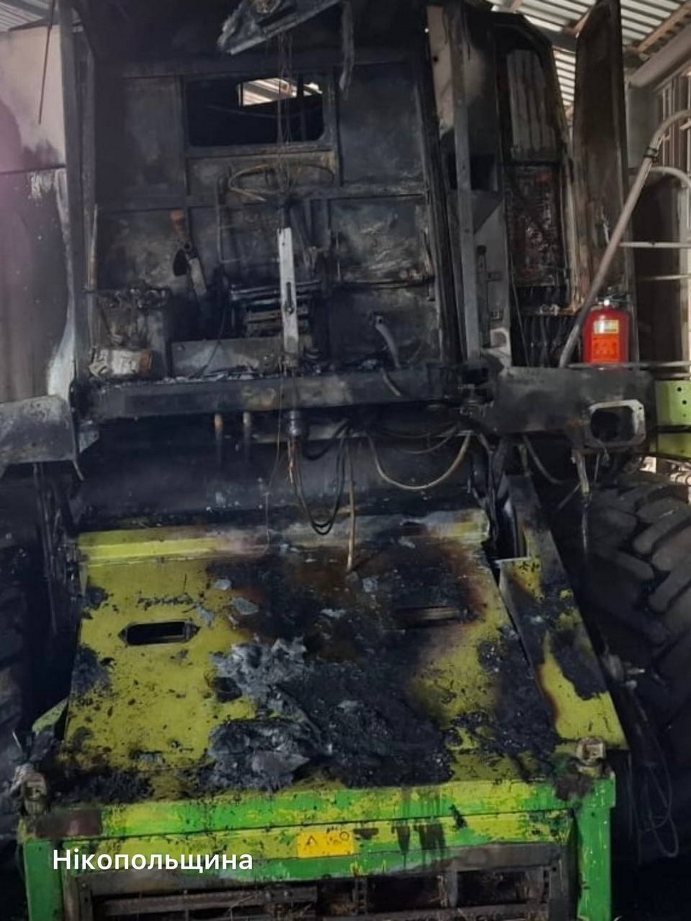 Двоє поранених, пожежі і руйнування: ворог бив по Нікопольщині, Синельниківщині і Павлоградщині