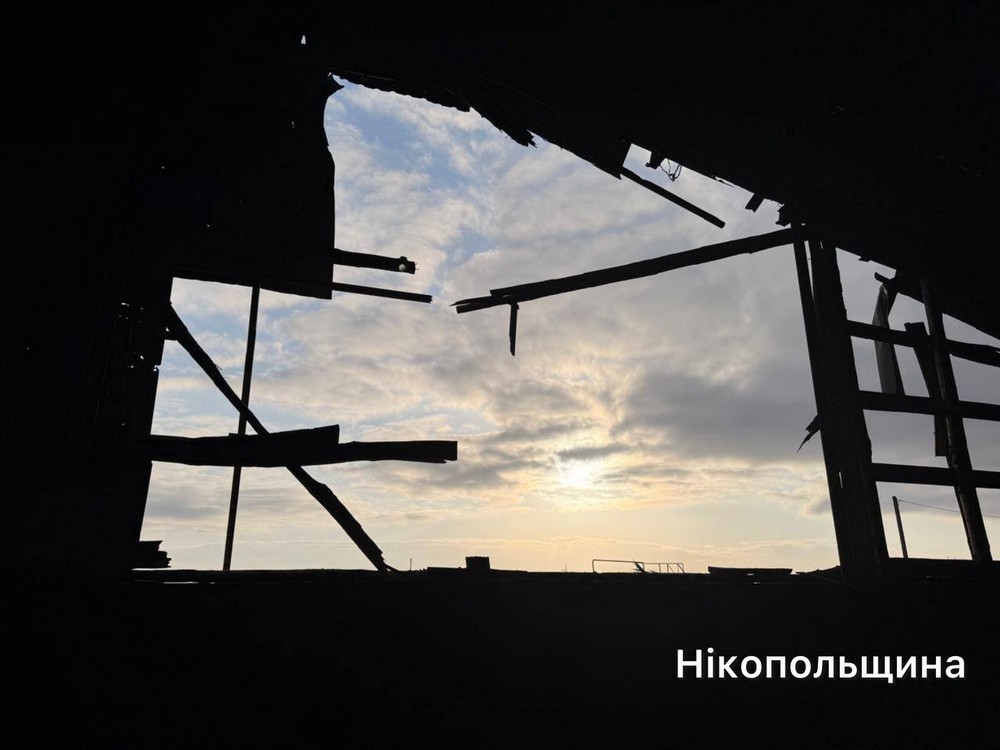 Двоє поранених, пожежі і руйнування: ворог бив по Нікопольщині, Синельниківщині і Павлоградщині