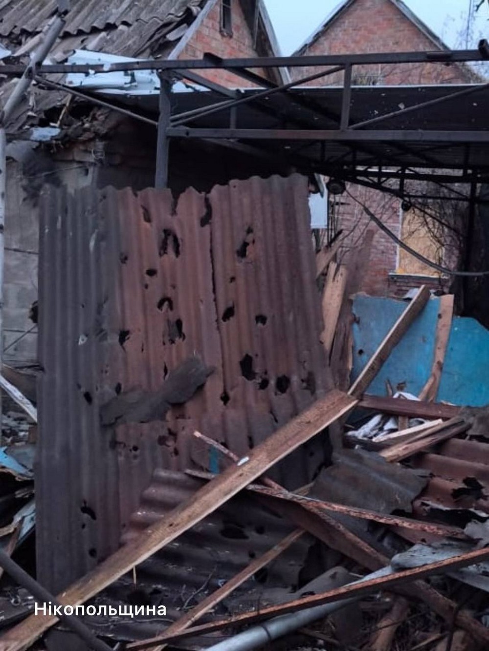 У Нікополі важко поранено жінку, побито будинки, також поранена є на Синельниківщині, під ударом було і Криворіжжя (фото)