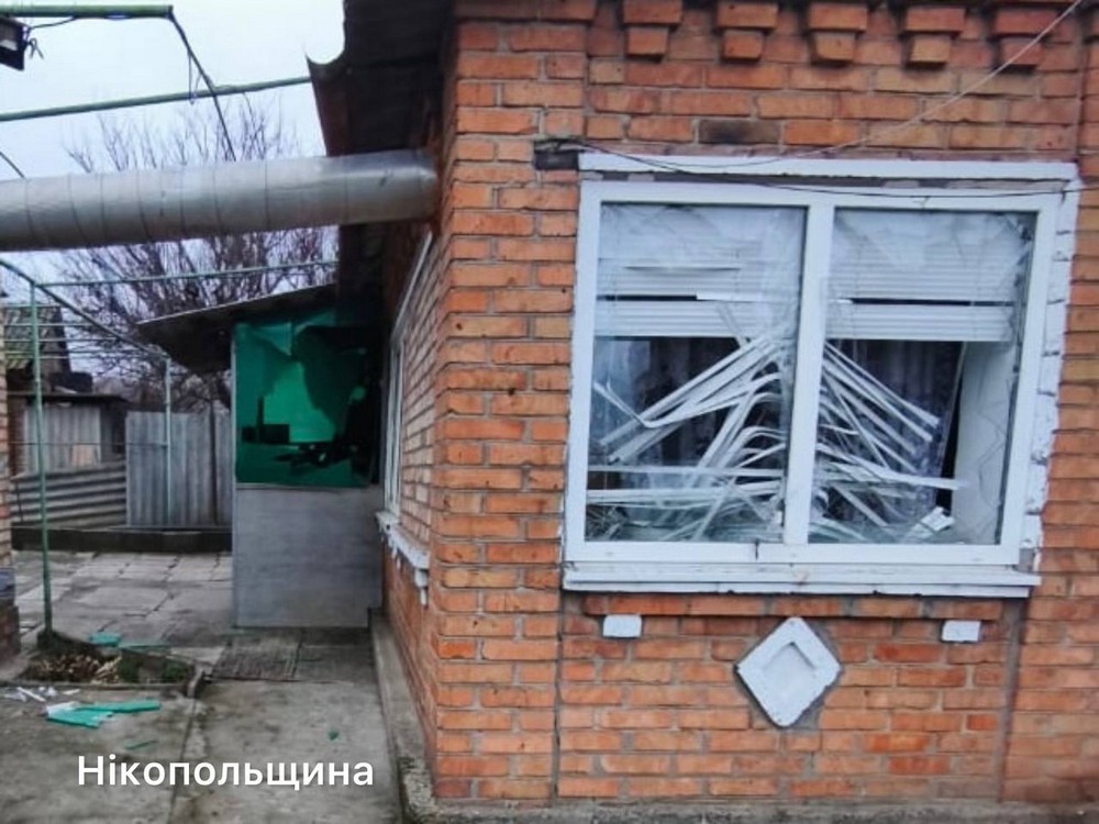 У Нікополі важко поранено жінку, побито будинки, також поранена є на Синельниківщині, під ударом було і Криворіжжя (фото)