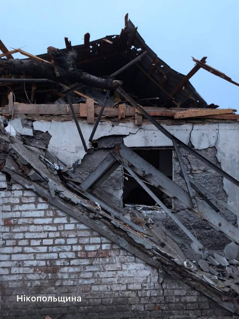 У Нікополі важко поранено жінку, побито будинки, також поранена є на Синельниківщині, під ударом було і Криворіжжя (фото)