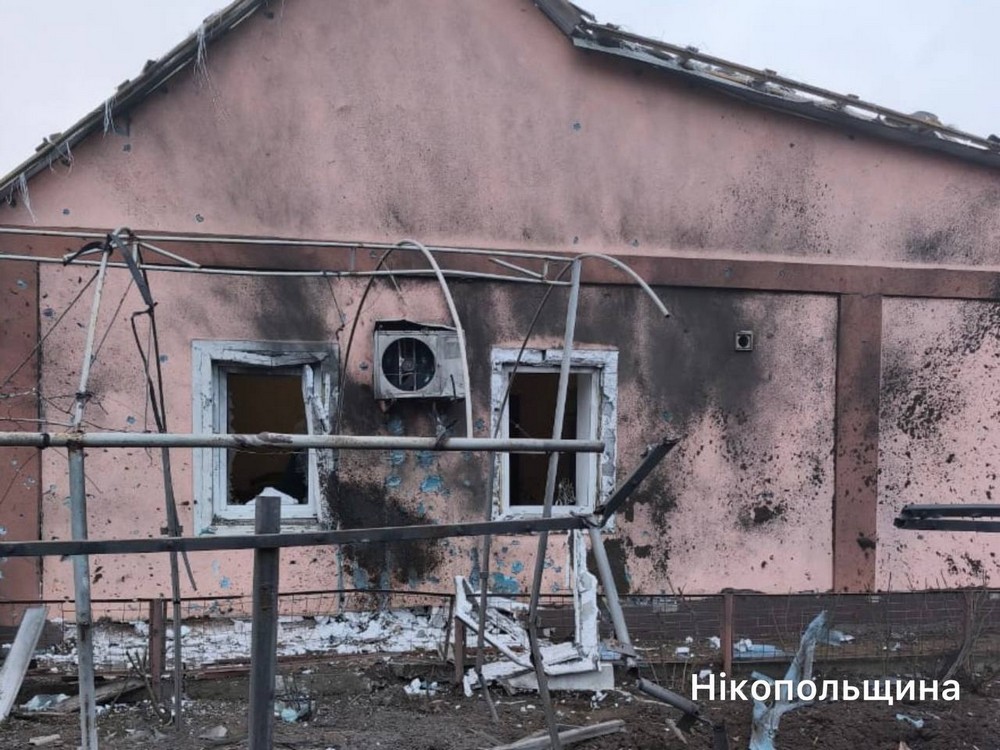 У Нікополі важко поранено жінку, побито будинки, також поранена є на Синельниківщині, під ударом було і Криворіжжя (фото)