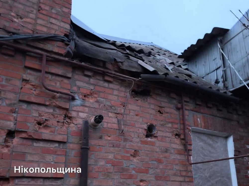 У Нікополі важко поранено жінку, побито будинки, також поранена є на Синельниківщині, під ударом було і Криворіжжя (фото)